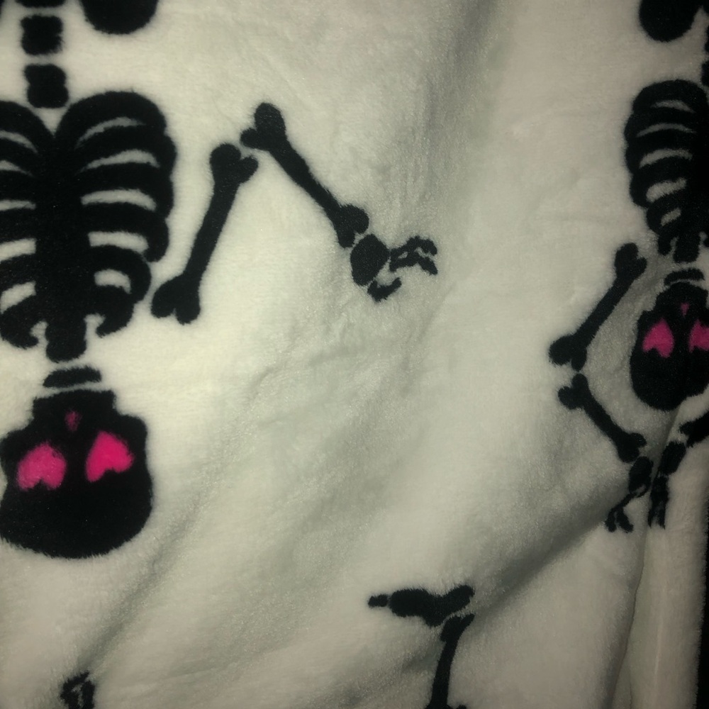 ❌ Betsey Johnson - Skeletons in Yoga Poses - Picture 3 of 3